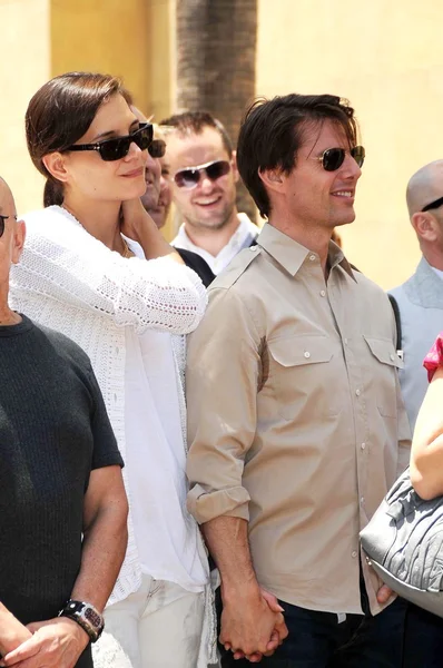 Katie Holmes y Tom Cruise en la ceremonia en honor a Cameron Díaz con una estrella en el Paseo de la Fama de Hollywood. Hollywood Boulevard, Hollywood, CA. 06-22-09 —  Fotos de Stock