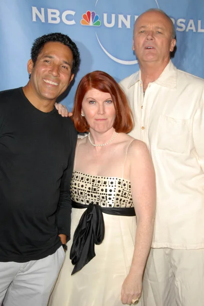 Oscar Nunez with Kate Flannery and Creed Bratton at the NBC Universal 2009 All Star Party. Langham Huntington Hotel, Pasadena, CA. 08-05-09 — Stock Photo, Image