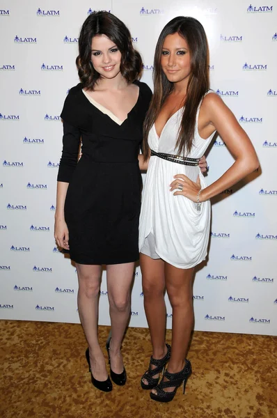 Selena Gomez and Ashley Tisdale — Stock Photo, Image