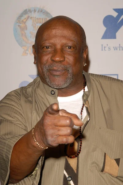 Louis Gossett Jr στα βραβεία μαγικό κόσμο 2009 επωφελούνται διατροφή των παιδιών. Κράχτης κρεμάστρα, Σάντα Μόνικα, Ca. 10-10-09 — Φωτογραφία Αρχείου