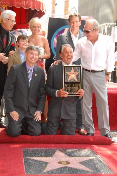 Leron Gubler avec George Hamilton et James Caan à la cérémonie honorant George Hamilton avec le 2,388th Star sur le Hollywood Walk of Fame. Hollywood Boulevard, Hollywood, CA. 08-12-09 — Photo