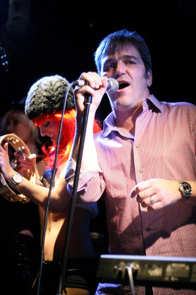 Kim "Mickey" Enlow y Harry Bridgen en el Harry The Dog Concert. Viper Room, West Hollywood, CA. 08-08-09 — Foto de Stock