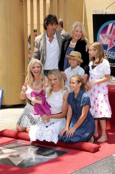 卡梅隆 · 迪亚兹和家庭典礼表彰卡梅隆 · 迪亚兹与好莱坞明星走的名声。好莱坞大道，好莱坞，加利福尼亚州 09/6/22。 — 图库照片