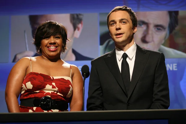 Chandra Wilson และ Jim Parsons ในงานประกาศรางวัล Emmy Awards ครั้งที่ 61 ลีโอนาร์ด เอช. โกลเดนสัน เธียเตอร์ นอร์ท ฮอลลีวูด แคลิฟอร์เนียค่ะ 07-16-09 ค่ะ — ภาพถ่ายสต็อก