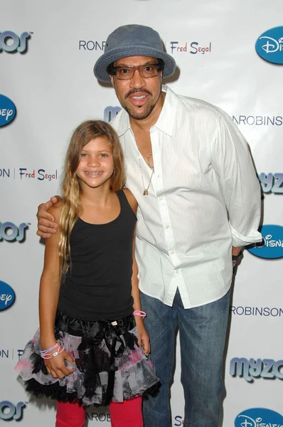 Lionel Richie y su hija Sophia en la fiesta de lanzamiento de Myzos. Fred Segal, Santa Monica, CA. 08-22-09 — Foto de Stock