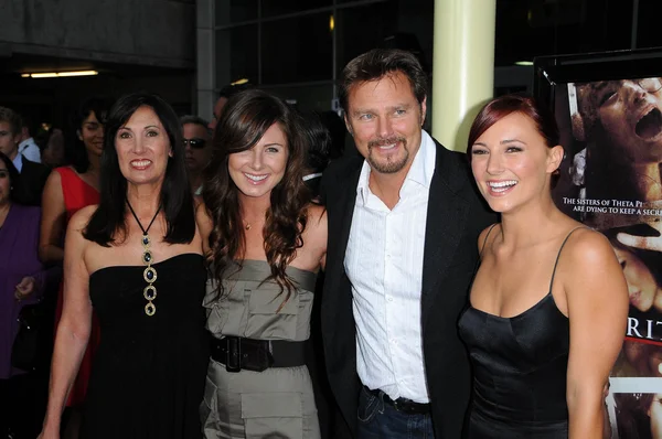 Pamela Serpe y Greg Evigan con Briana Evigan y su familia en el estreno de 'Sorority Row' en Los Ángeles. Arclight Hollywood, Hollywood, CA. 09-03-09 — Foto de Stock