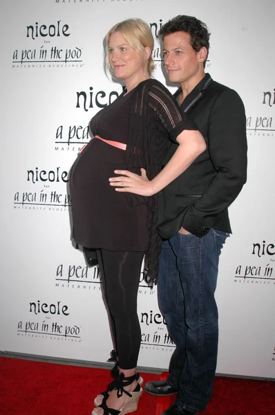 Alice evans und ioan gruffudd bei der privaten Vorführung der nicole maternity collection. Erbse in der Schote, Biberhügel, ca. 08-06-09 — Stockfoto