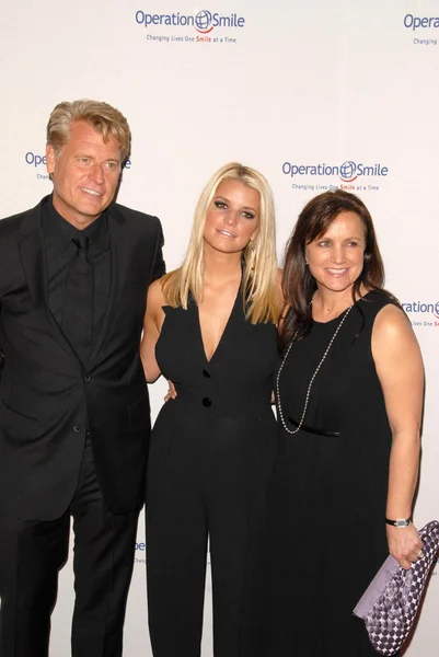 Joe simpson mit jessica simpson und tina simpson bei der 8. operation smile gala. beverly hilton hotel, beverly hügel, ca. 09-02-10 — Stockfoto