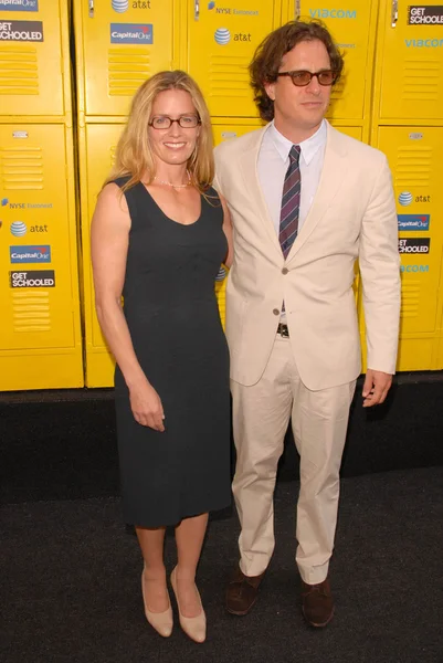 Elisabeth Shue and Davis Guggenheim at the Los Angeles Premiere of 'Get Schooled - You Have the Right'. Paramount Pictures, Los Angeles, CA. 09-08-09 — Stock Photo, Image