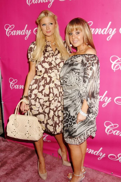 Paris Hilton y Lucy Kilislian en el lanzamiento de la joyería 'Candy Ice'. Prego, Beverly Hills, CA. 09-24-09 — Foto de Stock