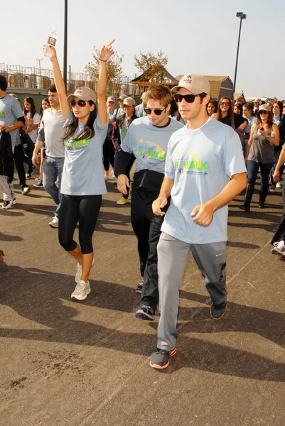 Stephanie Jacobsen con Shaun Sipos e Michael Rad — Foto Stock