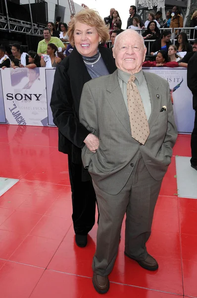 Jan Rooney y Mickey Rooney en el estreno de 'This Is It' en Los Ángeles. Nokia Theatre, Los Ángeles, CA. 10-27-09 — Foto de Stock