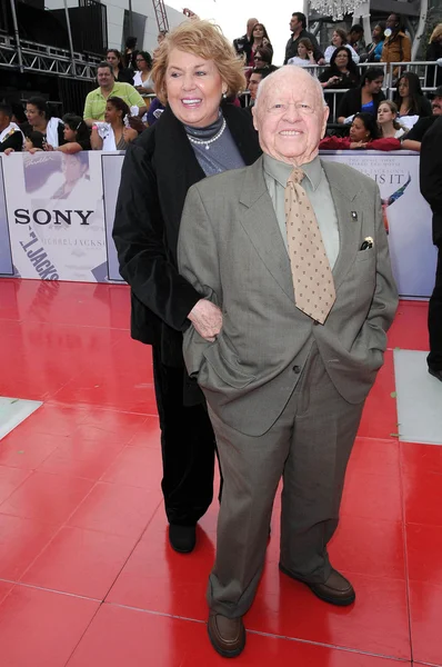 Jan rooney und mickey rooney bei der los angeles premiere von "this is it". nokia theater, los angeles, ca. 27-10-09 — Stockfoto