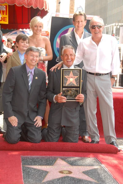 Лерон Гублер с Джорджем Гамильтоном и Джеймсом Кааном на церемонии в честь Джорджа Гамильтона с 2338-й звездой на Голливудской Аллее Славы. Голливудский бульвар, Голливуд. 08-12-09 — стоковое фото