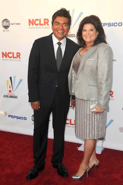 George Lopez and Ann Serrano at the 2009 ALMA Awards. Royce Hall UCLA, Westwood, CA. 09-17-09 — 图库照片