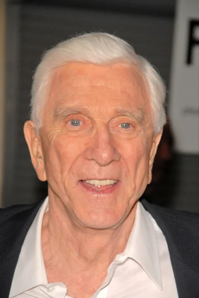 Leslie Nielsen alla premiere di Los Angeles di "Stan Helsing", Arclight Theater, Hollywood, CA. 10-20-09 — Foto Stock