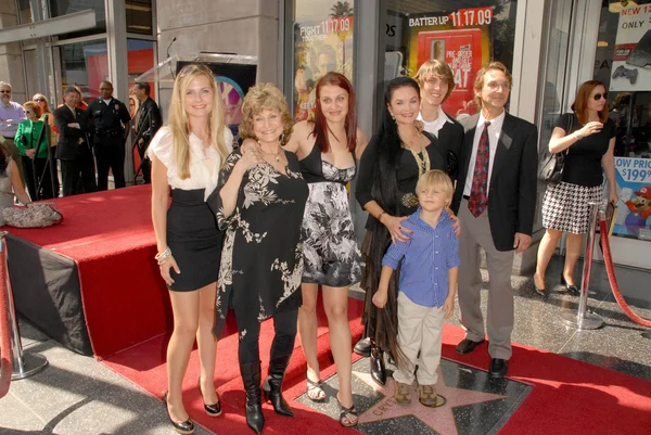 Crystal Gayle e família na Cerimônia homenageando Crystal Gayle com uma estrela na Calçada da Fama de Hollywood. Rua Vine, Hollywood, CA. 10-02-09 — Fotografia de Stock