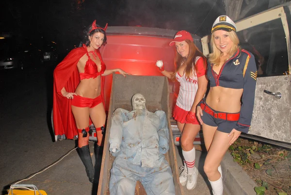 Jamie carson, lisa cash und alana curry bereiten sich auf den alljährlichen halloween basch in der playboy villa, private location, los angeles, ca. 24-10-09 — Stockfoto