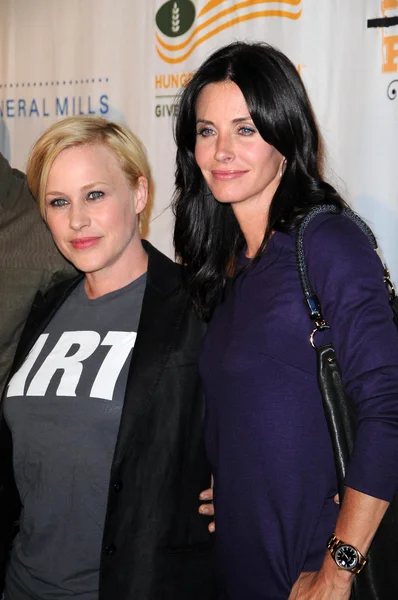 Patricia Arquette and Courteney Cox at the 'Rock A Little, Feed A Lot' Benefit Concert. Club Nokia, Los Angeles, CA. 09-29-09 — Stock Photo, Image
