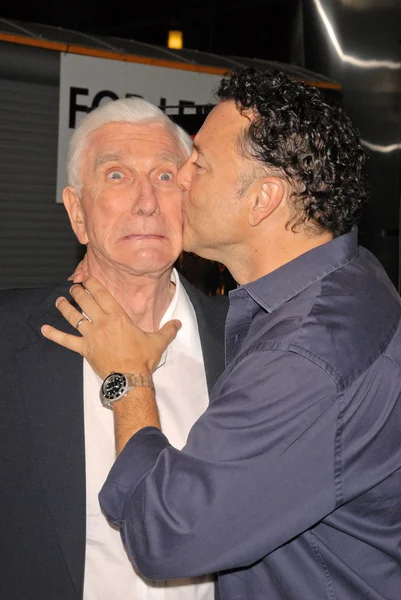 Leslie nielsen und bo zenga — Stockfoto