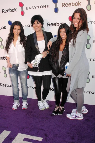 Kimberly Kardashian y Kris Jenner con Kourtney Kardashian y Khloe Kardashianat el Reebok —  Fotos de Stock