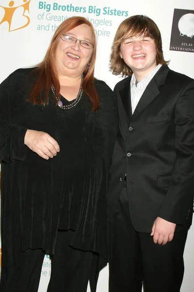 Conchata Ferrell and Angus T. Jones at the Big Brothers and Big Sisters of Los Angeles Rising Stars Gala 2009, Beverly Hilton Hotel, Beverly Hills, CA. 10-30-09 — Stockfoto