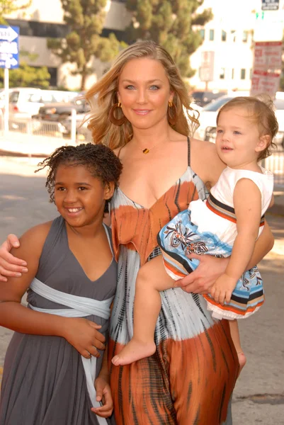 Elisabeth Rohm and family at the Los Angeles Premiere of 'Cloudy With A Chance of Meatballs'. Mann Village Theatre, Westwood, CA. 09-12-09 — Stock Photo, Image