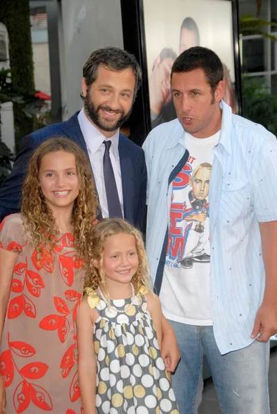 Judd Apatow and Adam Sandler with Maude Apatow and Iris Apatow\rat the World Premiere of 'Funny '. Arclight Hollywood, Hollywood, CA. 07-20-09 — Stock Fotó