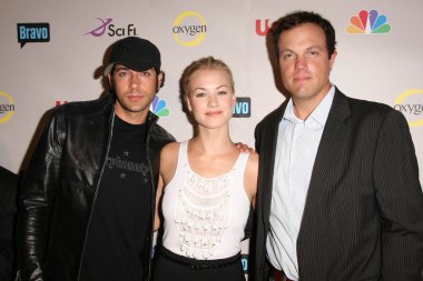 Zachary levi met yvonne strahovski en adam baldwin