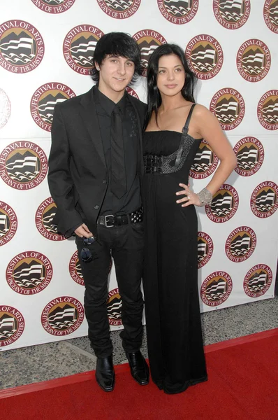 Mitchel musso und gia mantegna beim 11. Festival der Kunst der Meister. Privatlage, langer Strand, ca. 29-08-09 — Stockfoto