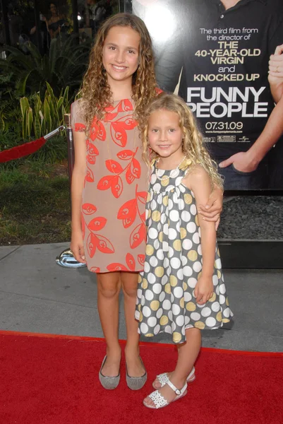 Maude Apatow and Iris Apatow at the World Premiere of 'Funny '. Arclight Hollywood, Hollywood, CA. 07-20-09 — ストック写真