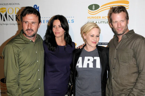 David Arquette and Courteney Cox with Patricia Arquette and Thomas Jane — Stock Photo, Image