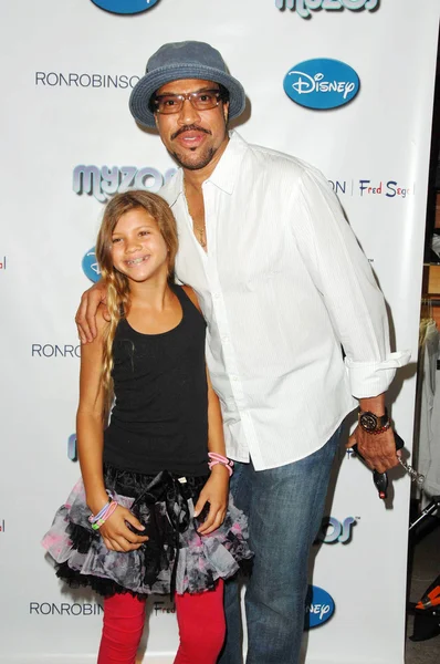 Lionel Richie and daughter Sophia at the Myzos Launch Party. Fred Segal, Santa Monica, CA. 08-22-09 — Stockfoto