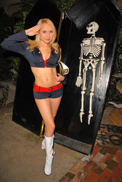 Алана Карри готовится к ежегодной Хэллоуинской вечеринке в особняке Playboy Mansion, Private Location, Los Angeles, CA. 10-24-09 — стоковое фото