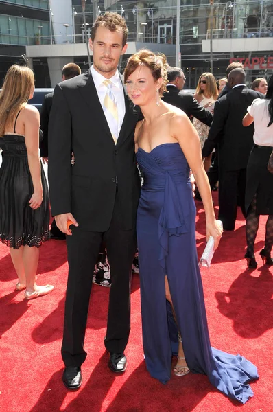 Matthew Rolph y Mary Lynn Rajskub en los 61st Annual Primetime Creative Arts Emmy Awards. Nokia Theatre, Los Ángeles, CA. 09-12-09 — Foto de Stock
