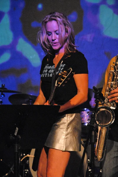 Дженни Макшейн на заключительном выступлении "Harry The Dog" в неизвестном театре, спонсируемом Gibson Guitars, Unknown Theater, Hollywood, CA. 10-16-09 — стоковое фото