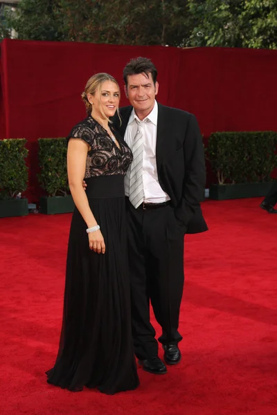 Brooke Allen e Charlie Sheen no 61st Annual Primetime Emmy Awards. Nokia Theatre, Los Angeles, CA. 09-20-09 — Fotografia de Stock