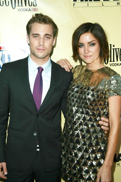 Dustin Milligan and Jessica Stroup at the Los Angeles Premiere of 'Extract'. Arclight Hollywood, Hollywood, CA. 08-24-09 — Zdjęcie stockowe
