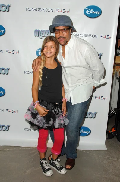 Lionel Richie y su hija Sophia en la fiesta de lanzamiento de Myzos. Fred Segal, Santa Monica, CA. 08-22-09 — Foto de Stock