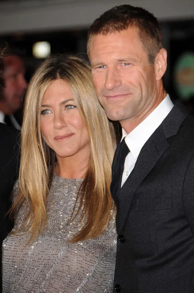 Jennifer Aniston y Aaron Eckhart en el estreno mundial de 'Love Happens'. Mann Village Theatre, Westwood, CA. 09-15-09 —  Fotos de Stock