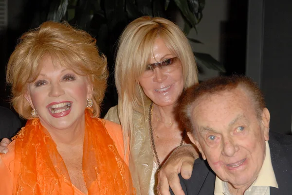 Ruta Lee com Joan Van Ark e Jack Carter — Fotografia de Stock