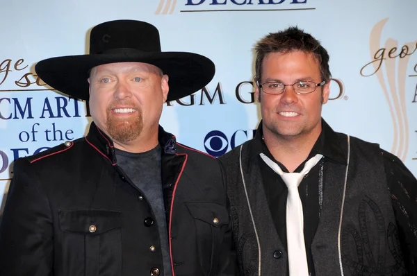 Eddie Montgomery e Troy Gentry nella sala stampa dell'Academy Of Country Music Awards 'Artist Of The Decade. MGM Grand, Las Vegas, N.V. 04-06-09 — Foto Stock