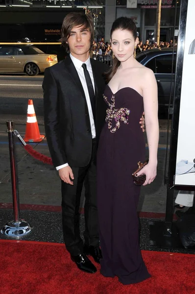 Zac efron und michelle tractenberg bei der los angeles premiere von '17 again'. grauman 's Chinese Theatre, hollywood, ca. 17.04.09 — Stockfoto