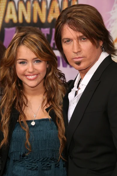 Miley Cyrus y Billy Ray Cyrus en el estreno de 'Hannah Montana The Movie' en Los Ángeles. Teatro El Capitan, Hollywood, CA. 04-02-09 — Foto de Stock