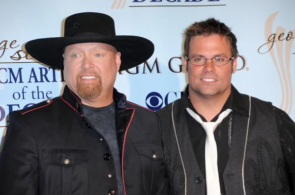 Eddie Montgomery and Troy Gentry in the press room at the Academy Of Country Music Awards' Artist Of The Decade. MGM Grand, Las Vegas, NV. 04-06-09 — Stok fotoğraf