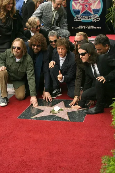 Olivia Harrison med familj och vänner vid ceremonin postumt hedra George Harrison med en stjärna på Hollywood Walk of Fame. Vine Boulevard, Hollywood, Ca. 04-14-09 — Stockfoto