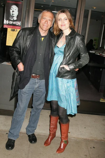 Nick Mancuso e Silvia Suvadova em uma exibição especial da indústria de 'Break'. Laemmle 's Music Hall 3, Beverly Hills, CA. 05-01-09 — Fotografia de Stock