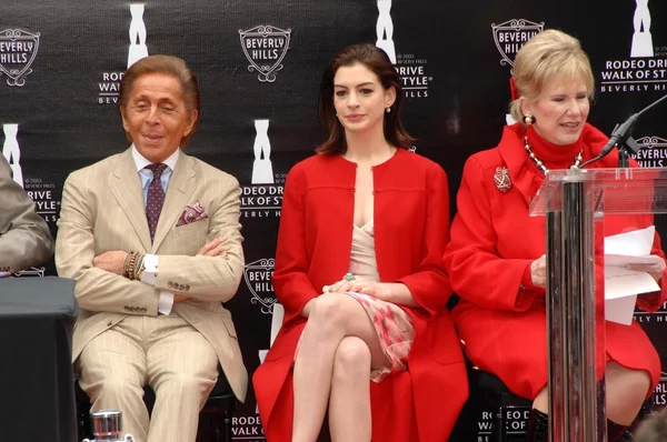 Valentino Garavani with Anne Hathaway and Nancy Krasne — Stock Photo, Image