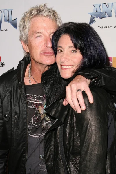 Kevin Cronin and wife Lisa at the Los Angeles Premiere of 'Anvil! The Story of Anvil'. The Egyptian Theatre, Hollywood, CA. 04-07-09 — Stock Photo, Image