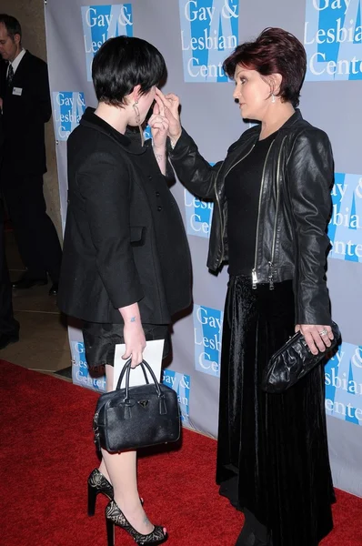 Kelly osbourne en sharon osbourne op een avond met vrouwen - vieren van kunst, muziek en gelijkheid. Beverly hilton hotel, beverly hills, ca. 04-24-09 — Stockfoto